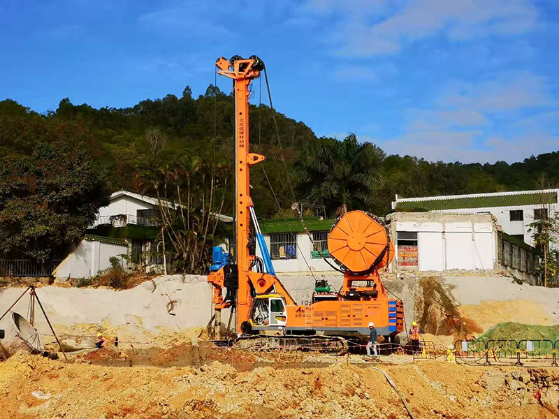 AK360×2广东汕头大学工地施工现场(图1)